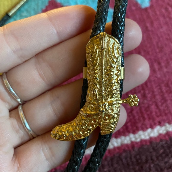 Vtg cowboy boot & spur gold tone bolo tie - Picture 2 of 3